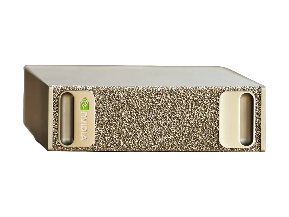 Nvidia DGX Spark vu de face : petit boîtier doré, façade en mousse métallique entre deux poignées encastrées, logo Nvidia vert à gauche.