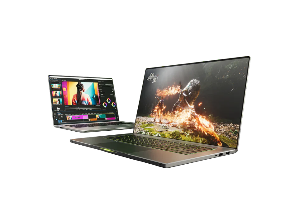 Deux PC portables gris ouverts, vus de trois quarts : l'un montre un logiciel de retouche d'image, l'autre une scène de jeu vidéo avec un personnage enflammé.