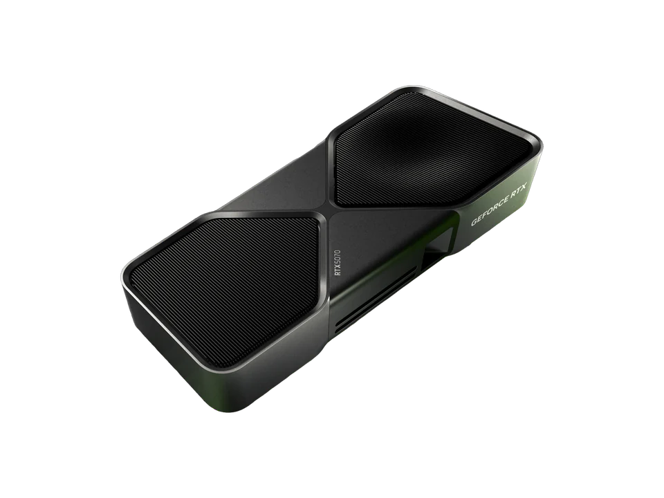 Carte graphique GeForce RTX 5070 Founders Edition vue de trois quarts plongeante : deux ventilateurs noirs dans un cadre gris sombre en forme de X, marquages RTX 5070 et GeForce RTX sur la tranche.