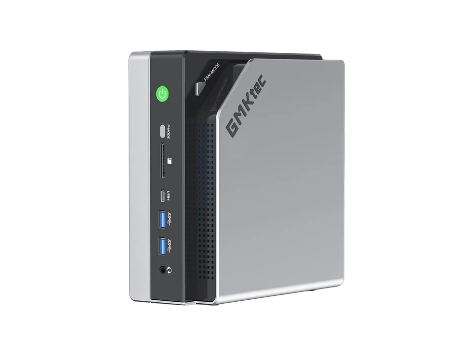 Mini-PC GMKtec EVO-X2 debout, vu de trois quarts : façade noire avec bouton vert, lecteur de carte et ports USB, flanc argent marqué GMKtec.