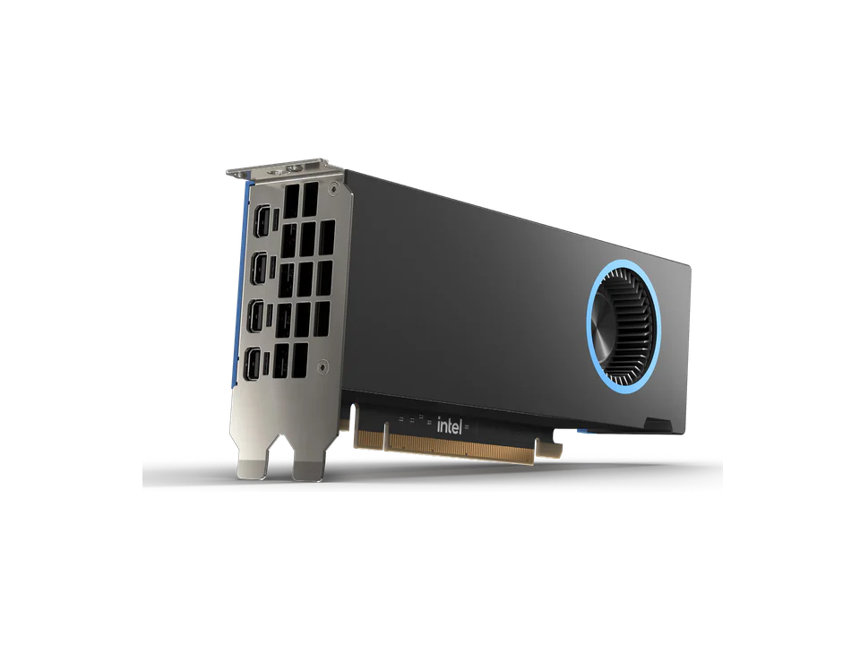 Carte graphique Intel Arc Pro B50 vue de trois quarts côté équerre : carte noire à turbine cerclée de bleu, quatre sorties mini DisplayPort, logo Intel sur le circuit.