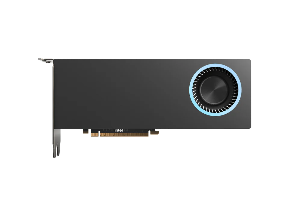 Carte graphique Intel Arc Pro B60 vue de face : capot noir, ventilateur radial cerclé de bleu à droite, logo Intel sur le circuit.