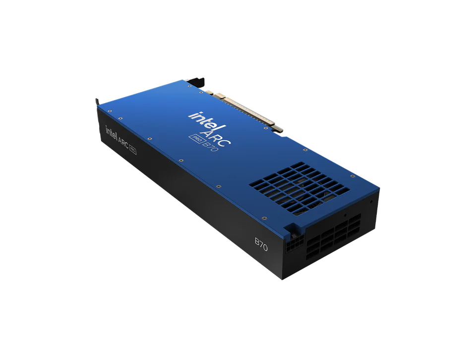 Carte graphique Intel Arc Pro B70 bleue vue de trois quarts par-dessus : marquage intel Arc Pro B70 sur le capot, grille d'aération noire au bout.