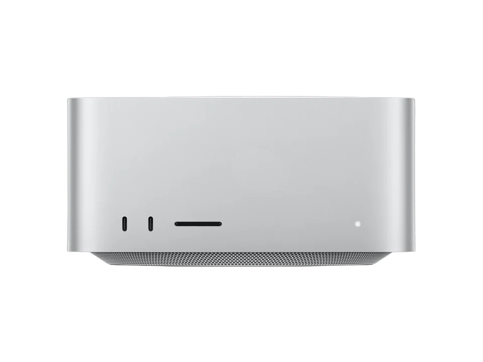 Mac Studio argent vu de face : deux ports USB-C et une fente pour carte SD sur la façade, socle ajouré.