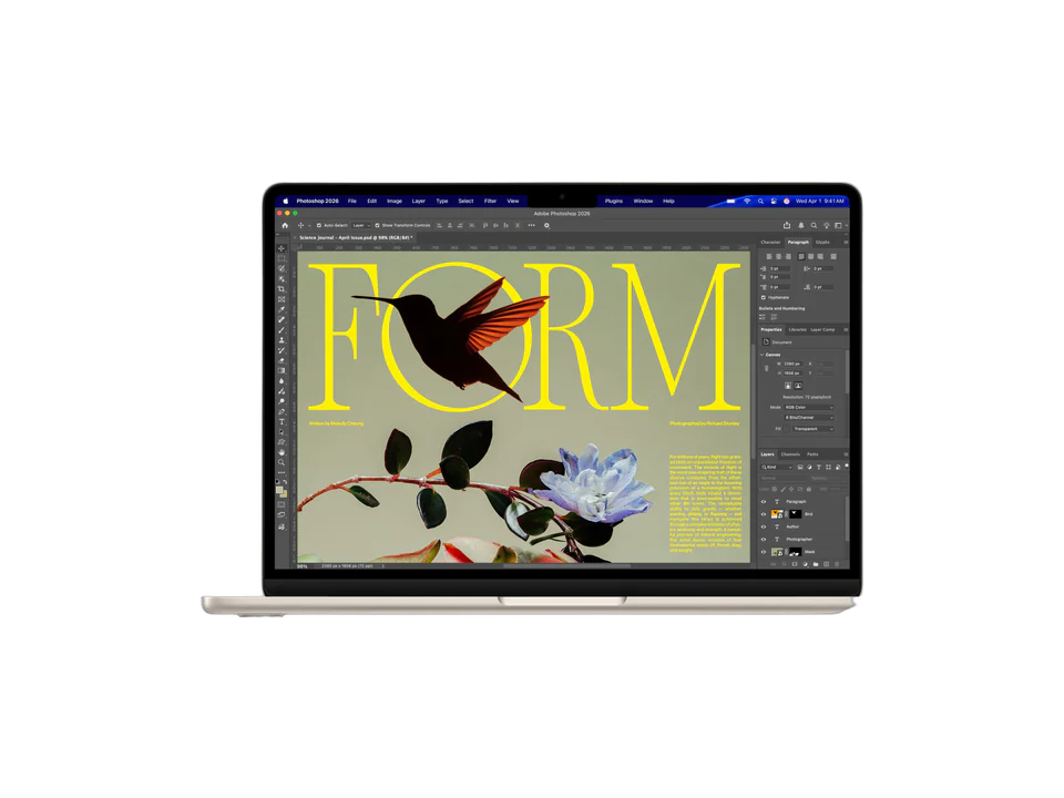 MacBook Air lumière stellaire ouvert, vu de face ; l'écran montre Adobe Photoshop avec une maquette de magazine : le mot « FORM » en jaune, un colibri et des fleurs.