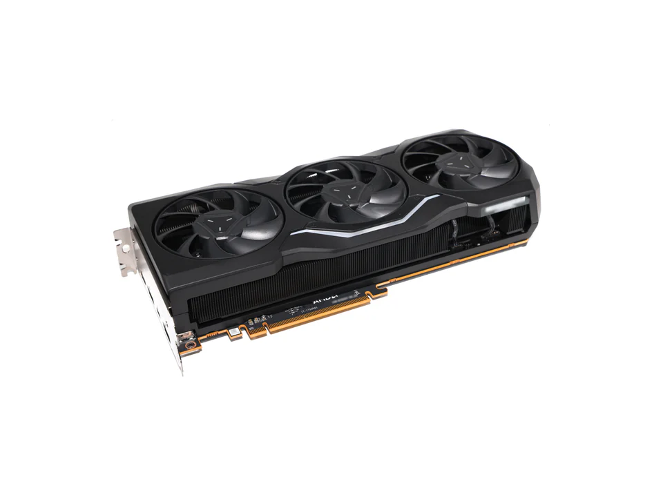 Carte graphique Radeon RX 7900 XTX de référence vue de trois quarts : trois ventilateurs noirs, capot noir mat, liseré argenté sur le flanc.