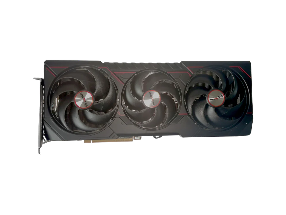Carte graphique Sapphire Pulse Radeon RX 9070 XT vue de face : trois ventilateurs noirs aux moyeux argentés, capot noir à filets rouges.
