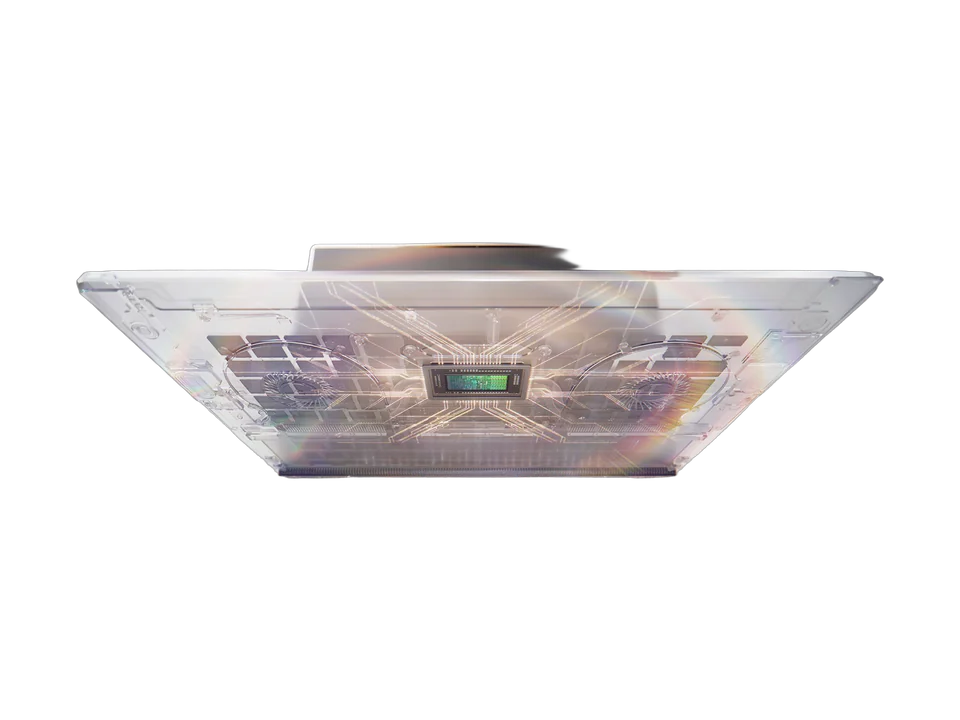 Rendu de la puce Nvidia RTX Spark vue à travers le dessous transparent d'un PC portable : circuits, ventilateurs et puce au centre, lueur argentée.