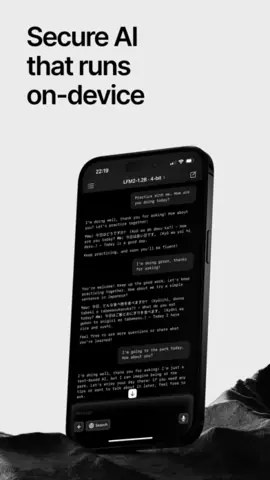 Capture de l'appli Liquid Apollo sur iPhone, en anglais, titrée « Secure AI that runs on-device » : une conversation avec le modèle LFM2-1.2B sur le téléphone.