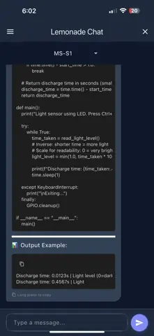 Capture de l'appli Lemonade Mobile sur iPhone, en anglais : une conversation où le serveur Lemonade de l'ordinateur écrit du code Python.