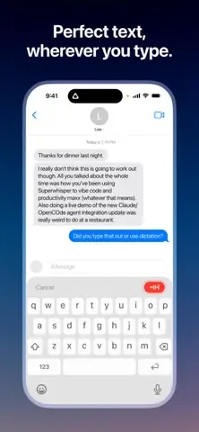 Capture de l'appli Superwhisper sur iPhone, en anglais, titrée « Perfect text, wherever you type » : un message dicté dans une conversation, avec le clavier de l'appli.