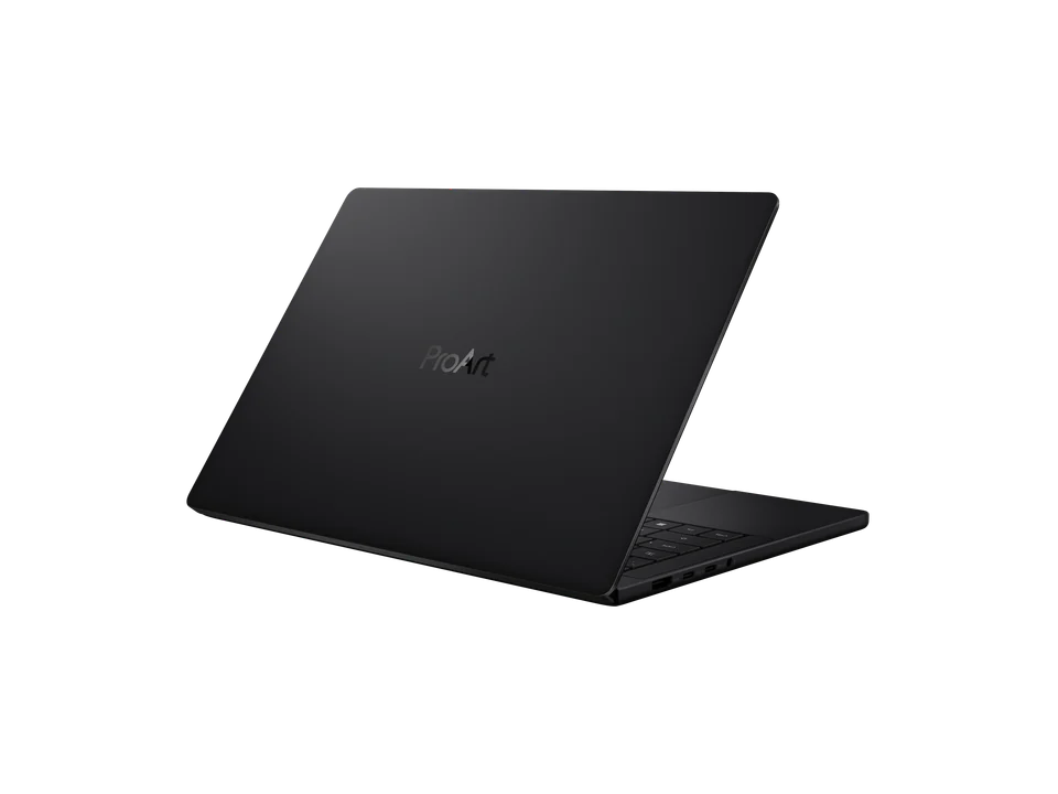 PC portable ASUS ProArt P14 (H7407BA) noir ouvert, vu de dos et de trois quarts : capot noir mat marqué ProArt, ports sur le flanc.