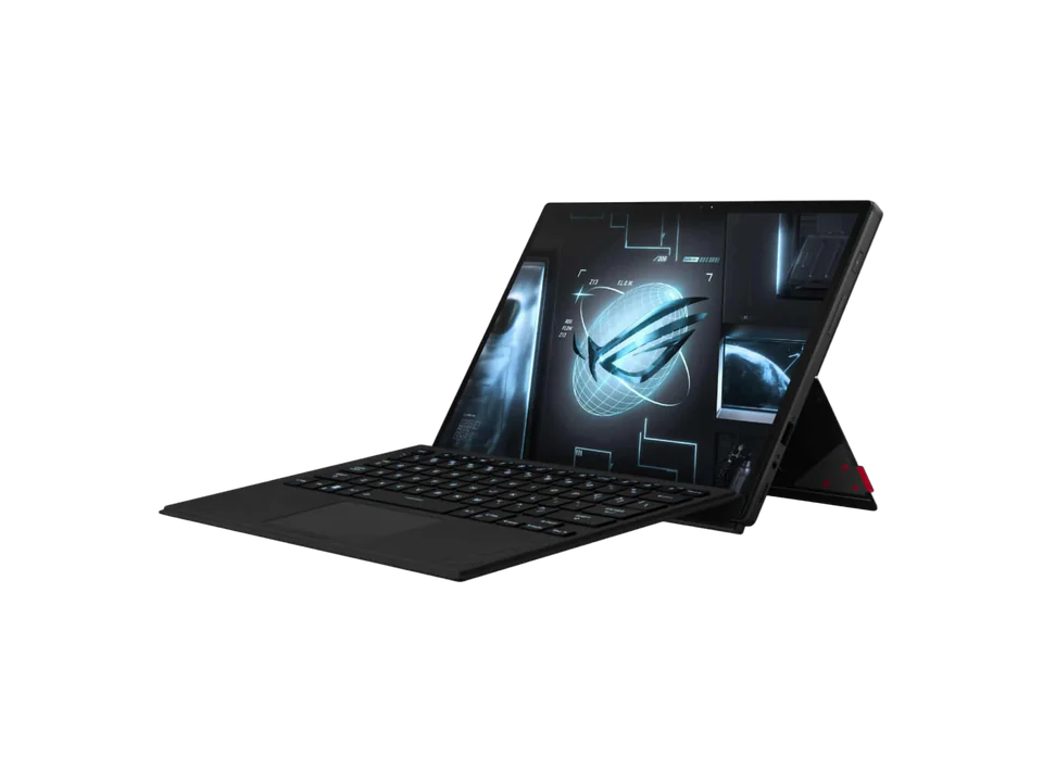 Tablette Asus ROG Flow Z13 noire posée sur sa béquille, clavier détaché devant elle, vue de trois quarts ; l'écran montre le logo ROG et les mots « Z13 F.L.O.W. ».