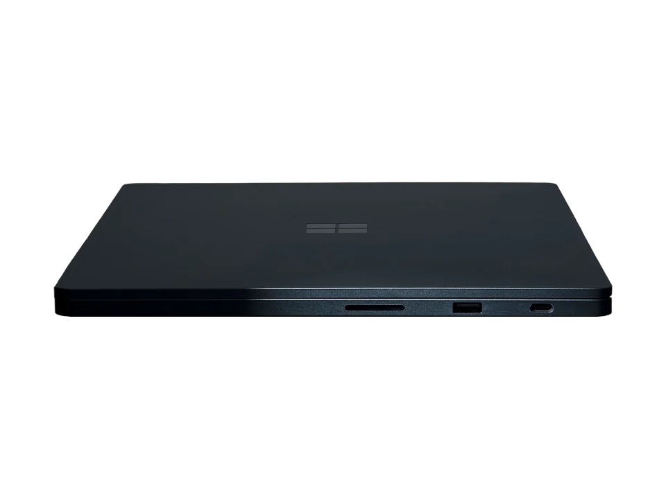 PC portable Microsoft Surface Laptop Ultra noir fermé, vu sur la tranche : logo Microsoft sur le capot, lecteur de carte SD, port USB-A et port USB-C sur le flanc.