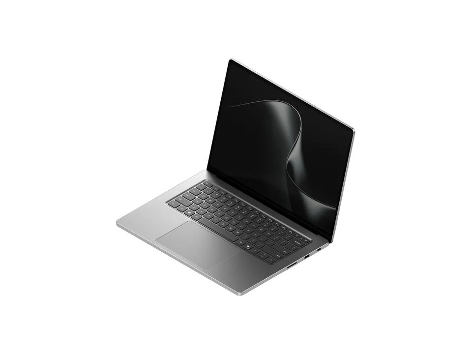 PC portable Microsoft Surface Laptop Ultra gris argent ouvert, vu de trois quarts et de haut : clavier gris foncé, grand pavé tactile, lecteur de carte SD, port USB-A et port USB-C sur le flanc droit ; l'écran noir montre un ruban sombre ondulé.